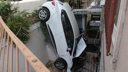 Otomobil apartman boşluğuna düştü