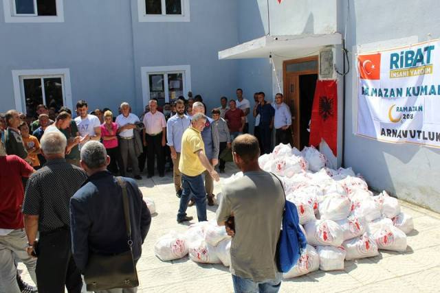 Ribat Balkanlarda Ramazan kumanyası dağıttı