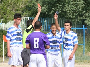 Kırmızı kart gösteren hakeme siyah kart