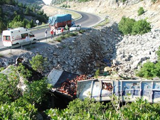 Kamyon şarampole devrildi: 1 ölü