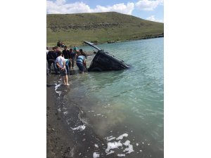 Göle düşen otomobil halatla çıkarıldı