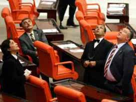 Nereye bakıyor bu milletvekilleri!