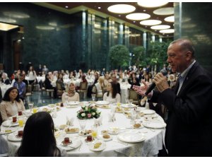 Emine Erdoğan gençleri sahurda Külliye'de ağırladı