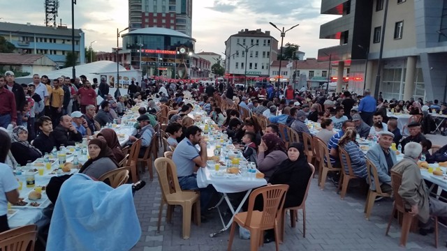 Kulu'da yardım derneğinden iftar