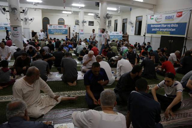 RİBAT Gazze'de iftar sofraları kuruyor