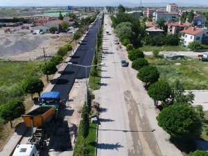 Beyşehir’de sıcak asfalt çalışmaları sürüyor