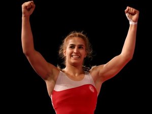 Buse Tosun'dan altın