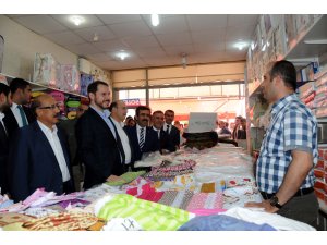 Bakan Albayrak, esnaf ziyaretinde bulundu, çocuklara karne hediyesi verdi