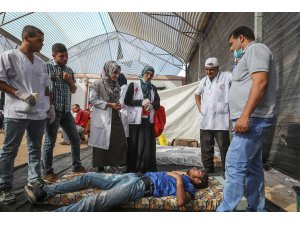 Rezzan hemşirenin annesi kızının yarım kalan işini devam ettiriyor