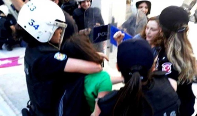 Polis aracında provokasyon! FETÖ parmağı mı var?