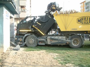 TIR ilk önce araca sonra trafoya çarptı