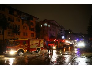 Başkentte apartmanın çatısına yıldırım düştü