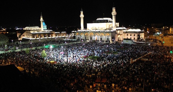Kadir Gecesi’nde Mevlana Meydanı’nda binler buluştu