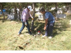 Bahadın’da mezarlık temizliği