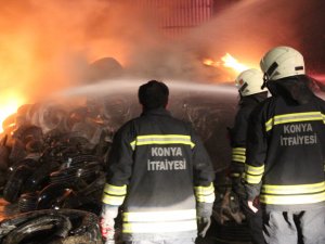 Konya'da lastik deposunda korkutan yangın