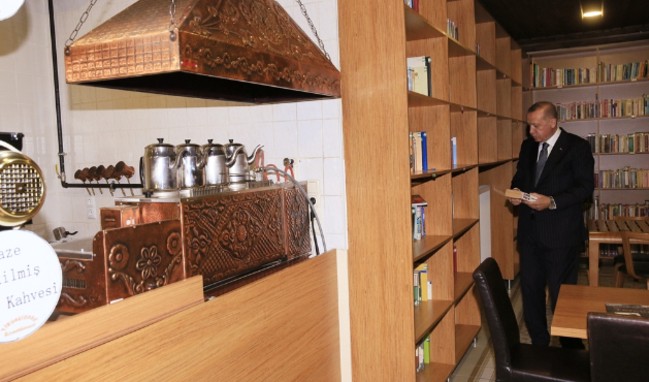 Erdoğan'dan Tiryakizade Kıraathanesi'ne ziyaret...