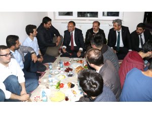 Başbakan Yardımcısı Bozdağ gençlerle sahur yaptı