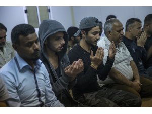 Ramazanı vatanlarından binlerce kilometre uzaklıkta buruk geçirdiler