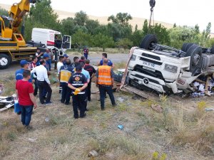 Niğde'de tır şarampole devrildi: 1 ölü, 1 yaralı