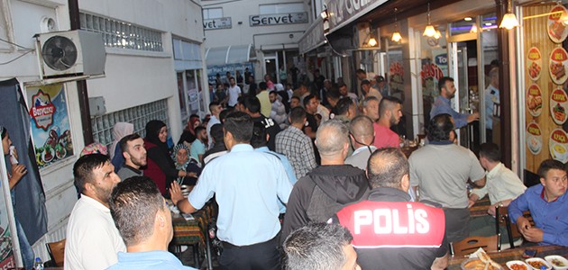 Seyyar satıcılar zabıta memurlarına saldırdı: 2 yaralı