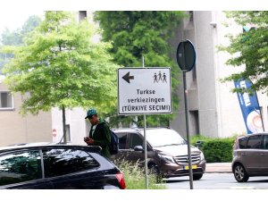 Hollanda'daki Türkler oy kullanmaya başladı