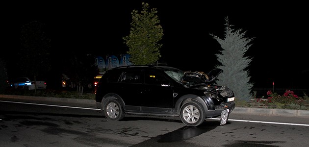 Arızalanan aracı için yardım isterken otomobil çarptı