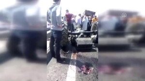 Turistleri taşıyan otobüs traktöre çarptı: 3 yaralı