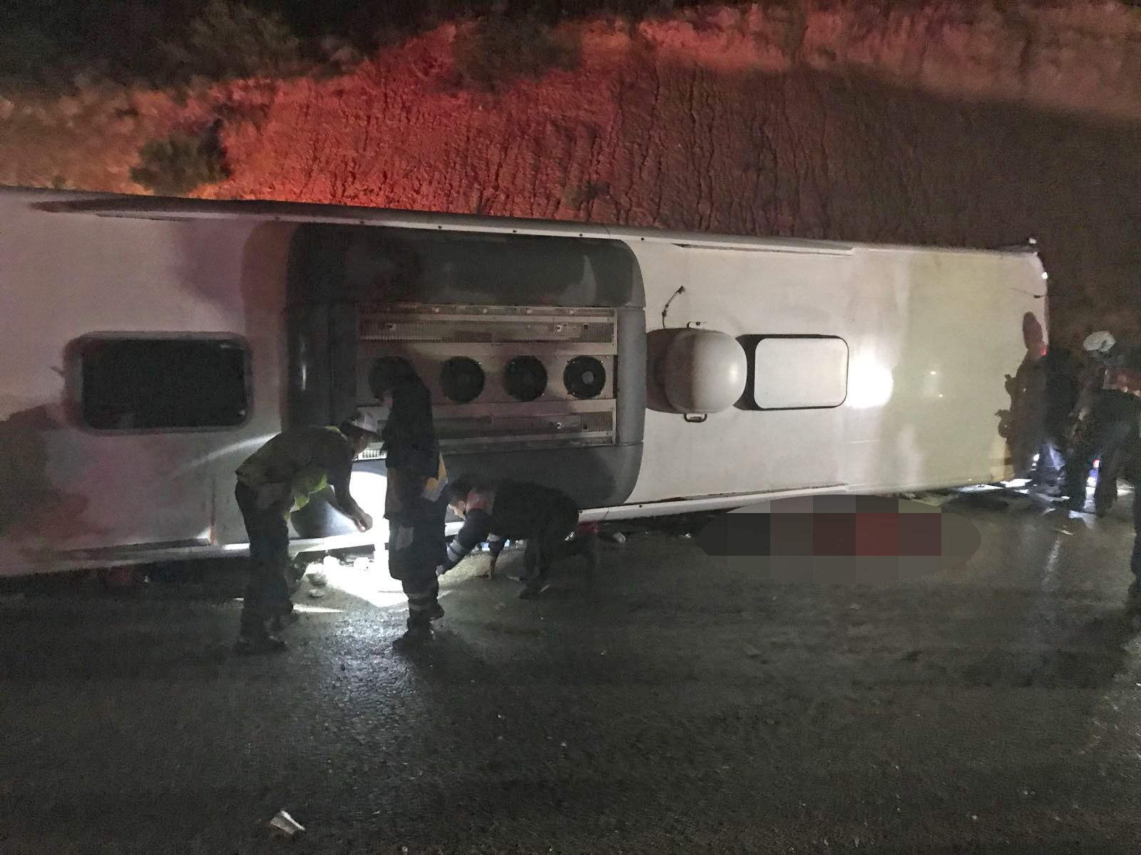 Karaman'da yolcu otobüsü devrildi: 3 ölü, 20 yaralı