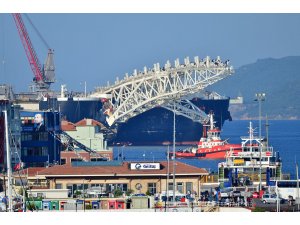 Dünyanın en büyük inşaat gemisi Çanakkale Boğazı'ndan geçti