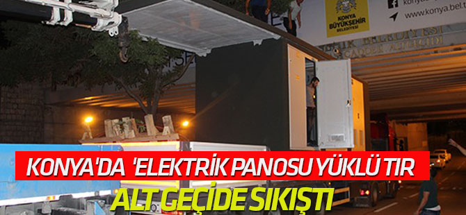 Elektrik panosu yüklü tır alt geçide sıkıştı