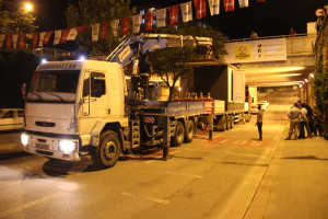 Alt Geçide Sıkışan Tır Kurtarıldı