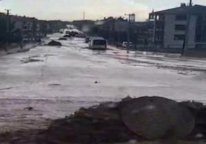 Konya'da Sağanak Yağmur Etkili Oldu, Yollar Gölete Döndü