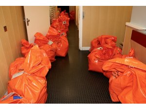 Hollanda’da kullanılan oyların bulunduğu kargo araçları yola çıktı