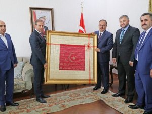Esnaf Odalarından Vali Canbolat’a Ahi Sancağı