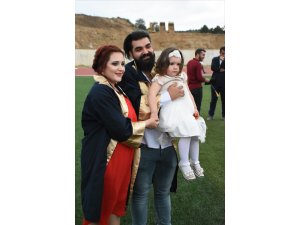 Kucaklarında çocuklarıyla mezun oldular