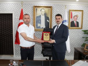 Yunak Kaymakamlığından gazeteciye plaket