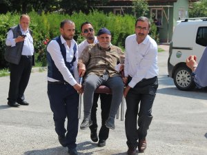 Konya'da yaşlı adam oy kullanacağı sandığa sandalyeyle taşındı