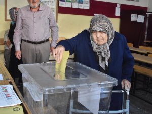 Konya'da oy kullanma işlemi sürüyor