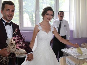 Gelinlikle oy kullandı