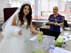 Gelinliğiyle oy kullanmaya geldi
