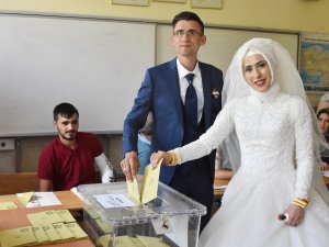 Gelinlik ve damatlıkla oy kullandılar
