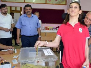 Dünyanın "en uzun genç kızı" oyunu kullandı