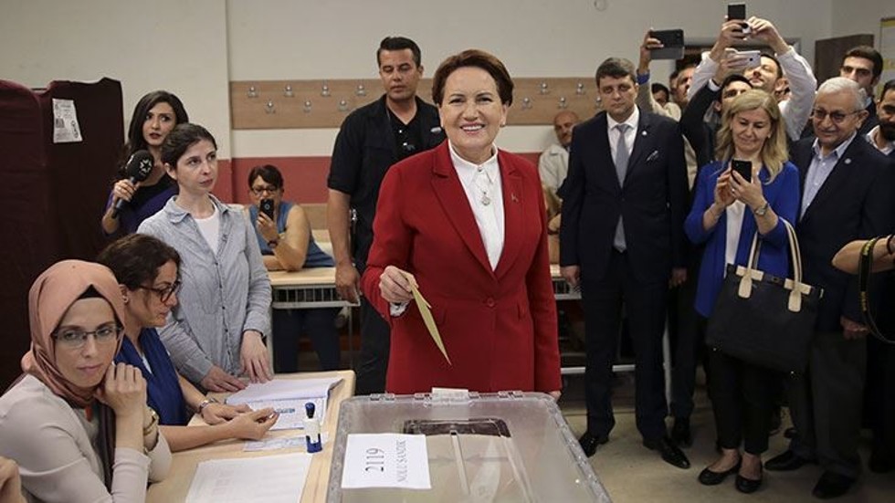 İYİ Parti'nin Cumhurbaşkanı adayı Meral Akşener, oyunu kullandı