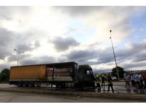 Seyir halindeyken alev alan tır kullanılamaz hale geldi