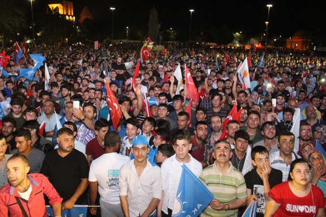 Seçim Sonuçları Konya’da Coşkuyla Kutladı