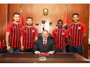 Gazişehir Gaziantep 4 oyuncuya imza attırdı