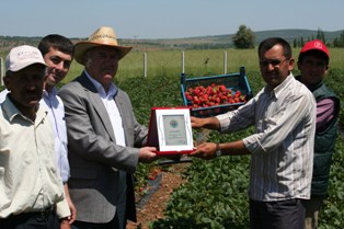 Beyşehir'de yılın çiftçisine plaket verildi