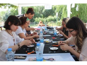 Avanoslu kadınlar atıklardan süs eşyası yaptı