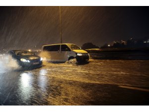 İstanbul'da sağanak su baskınlarına neden oldu