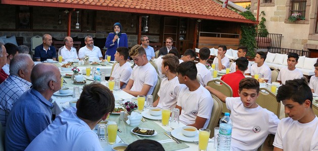 Şampiyonluk kupasını Başkan Toru’ya getirdiler